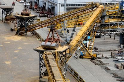 Un sistema de grúas descarga toneladas de soja importadas de Brasil en el puerto chino de Lianyungang,