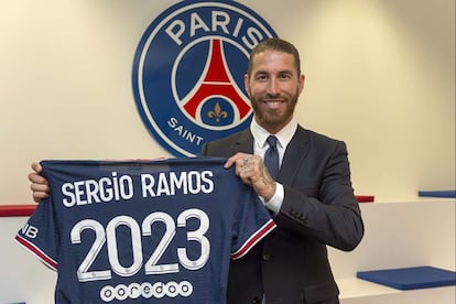 Sergio Ramos posa con la camiseta del PSG.