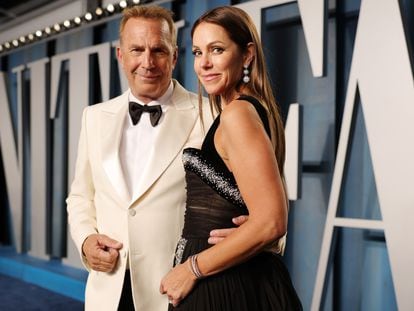 Kevin Costner y Christine Baumgartner, en una fiesta posterior a los Oscar en Beverly Hills (California), en marzo de 2022.