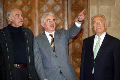 Sean Connery, Pasqual Maragall y Simón Peres, en el Palau de la Generalitat.