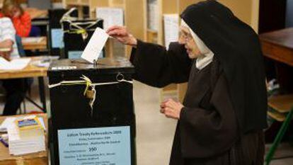 Una carmelita vota en el referéndum del Tratado de Lisboa en 2009.