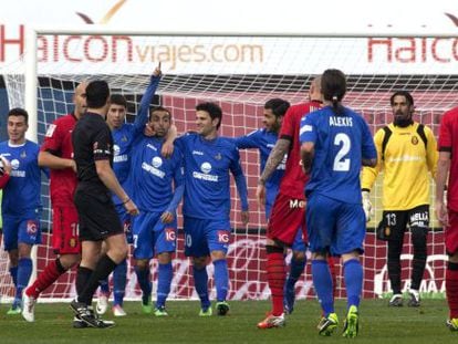 Los jugadores del Getafe celebran el gol de Diego Castro