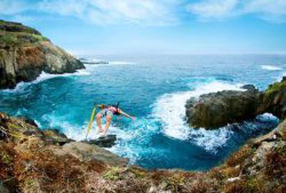 Un turista práctica salto al vacío extremo en la costa de Tejina, en Tenerife.