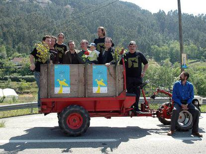 Participantes y organizadores del festival en uno de los chimpines en los que recoren la parroquia de Porri&ntilde;o  