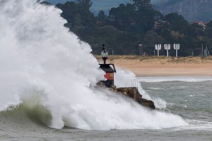 Una ola rompe en la bahía de Santander, este jueves con las alertas activas por viento y fenómenos costeros adversos.