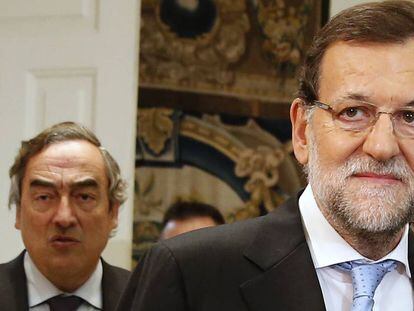 El presidente del Gobierno, Mariano Rajoy, en primer plano y Juan Rosell, presidente de CEOE, detrás