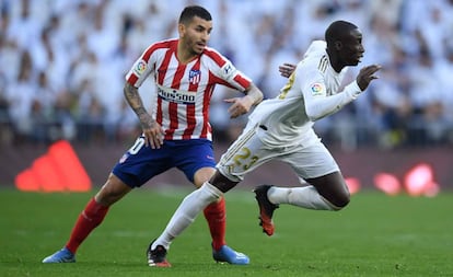 Mendy se escapa de Correa en el derbi del sábado en el Bernabéu.