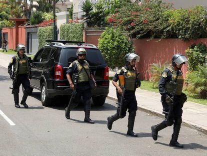 La policía peruana durante el registro de una de las casas del expresidente Kuczynski