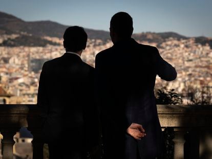 El presidente del Gobierno de España, Pedro Sánchez, y el presidente de Francia, Emmanuel Macron, a la izquierda, observaban Barcelona durante un momento de la cumbre bilateral celebrada entre los dos países este jueves en la capital catalana.