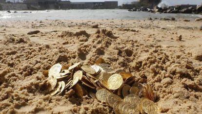 Algunas de las monedas encontradas en el fondo marino de Cesárea.