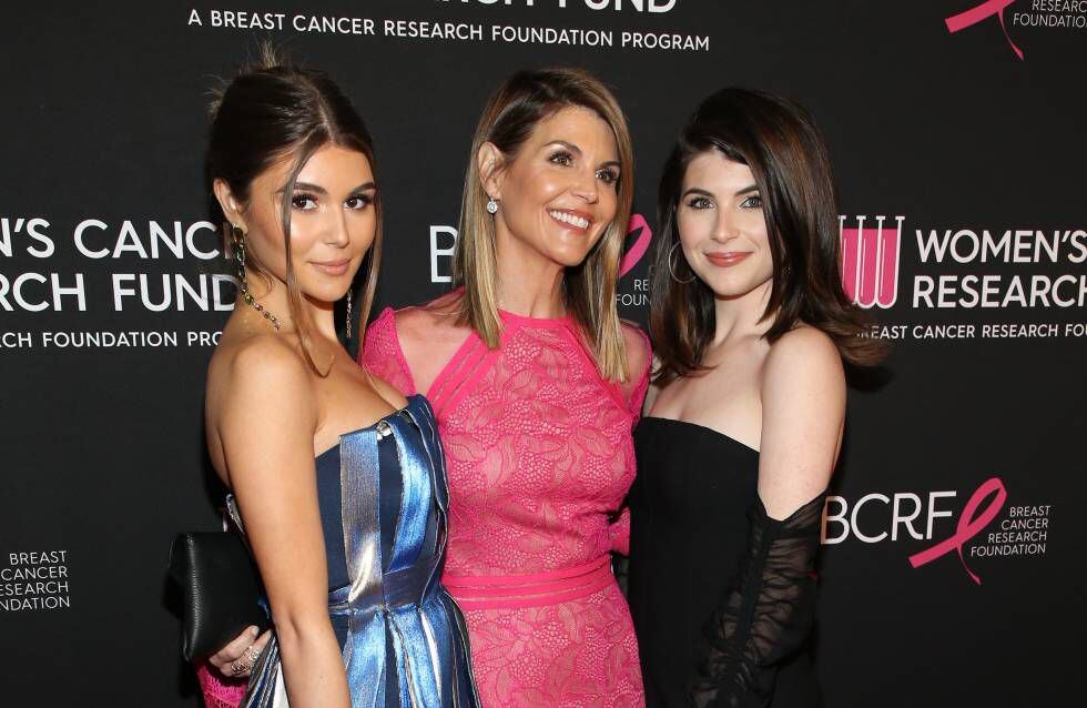 Lori Loughlin con sus hijas Olivia Jade (izquierda) e Isabella Rose en un acto en Beverly Hills el pasado 28 de febrero.