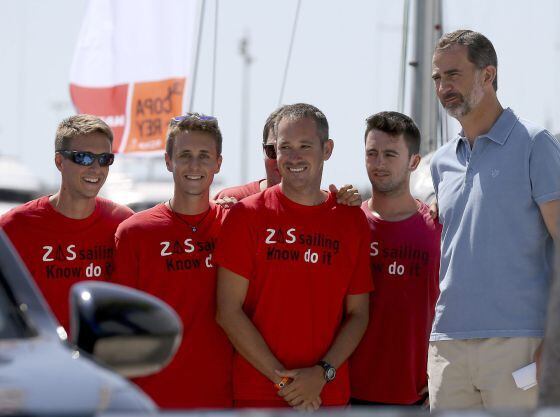 El rey Felipe junto a varios participantes en la 34ª Copa del Rey de Vela, en la que él también participa al mando de la embarcación 'Aifos' de la Armada Española.
