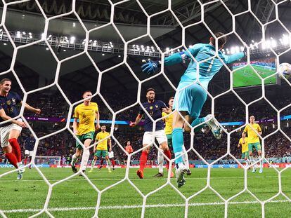 Rabiot (izquierda), anotando el primer gol del encuentro entre Francia y Australia.