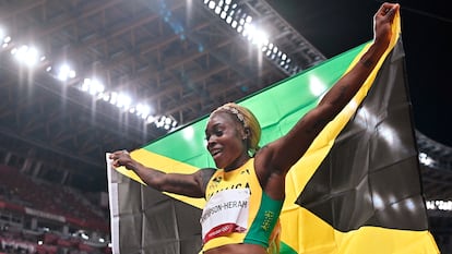 Elaine Thompson celebra tras ganar la final de los 100m lisos en los Juegos Olímpicos de Tokio.