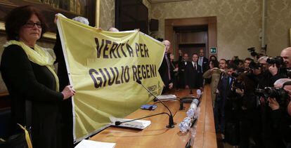 Paola, la madre de Giulio Regeni, sostiene una pancarta que pide la &quot;verdad&quot; sobre el asesinato de su hijo.