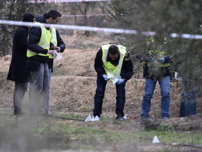 Agentes inspeccionan el lugar del asesinato de dos agentes rurales en Aspa, 2017.