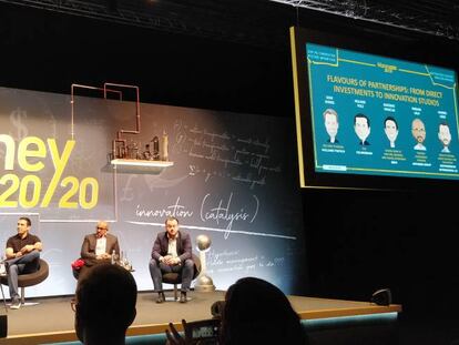 Gustavo Vinacua, responsable global de Venture Creation de BBVA (en el centro), y Farhan Lalji, responsable de Alianzas de Anthemis (segundo por la derecha) en Money2020, en Madrid.