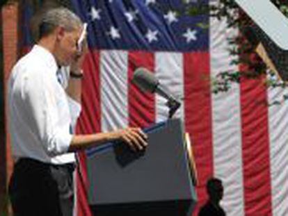 El presidente estadounidense, Barack Obama, utiliza un pa&ntilde;uelo el martes 25 de junio de 2013.