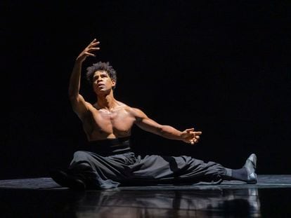 El cubano Carlos Acosta durante la actuación de la clausura el pasado sábado en el Festival de Peralada, en Girona.  y lo ha hecho con "On before" una pieza concebida en 2010 como homenaje a su difunta madre. EFE/Festival de Peralada/Joan Castro