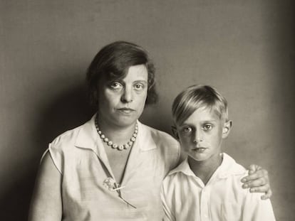 Luise con Jimmy, el hijo que tuvo con Max Ernst.