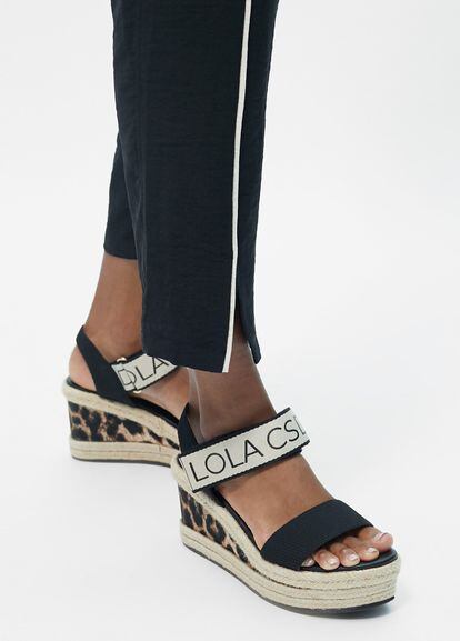 LOLA CASADEMUNT combina en estas sandalias elementos de estilo deportivo, como las tiras de velcro con logo, con detalles sofisticados como el estampado de leopardo de su plataforma.

89,95€
