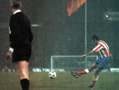 Luis Aragon&eacute;s marca el &uacute;nico gol de Atl&eacute;tico en la final de 1974