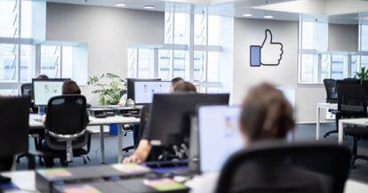 Equipo de trabajadores que vigilan los contenidos de Facebook en el centro de control de Barcelona.