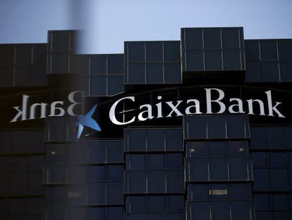 Logotipo de CaixaBank en el edificio de su sede en Barcelona.