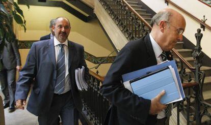 Padrosa camina tras el consejero de Sanidad Boi Ruiz.