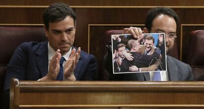 S&aacute;nchez y Hernando, quien muestra una foto de Rajoy y Rato.