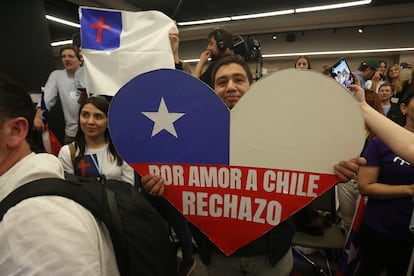 Promotores de la opción 'Rechazo' al plebiscito constitucional, en Santiago de Chile.