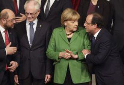 El presidente de Francia, Fran&ccedil;ois Hollande (derecha), conversa con la canciller alemana Angela Merkel, el presidente del Consejo Europeo, Herman Van Rompuy,  y el presidente del Parlamento Europeo, Martin Schulz (izquierda).