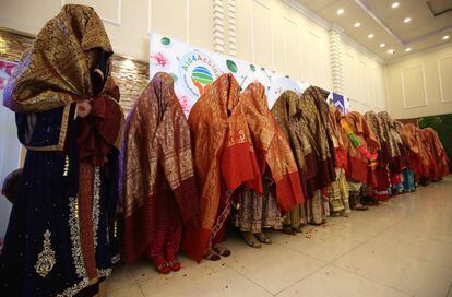 Varias novias paquistaníes asisten a su boda en Peshawar (Pakistán). La fundación benéfica Al-Khdmat ha financiado la boda múltiple de 20 parejas procedentes de los estratos más desfavorecidos.