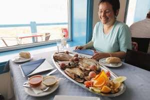 Pescados, papas y mojo en el restaurante El Risco, en Famara (Lanzarote).