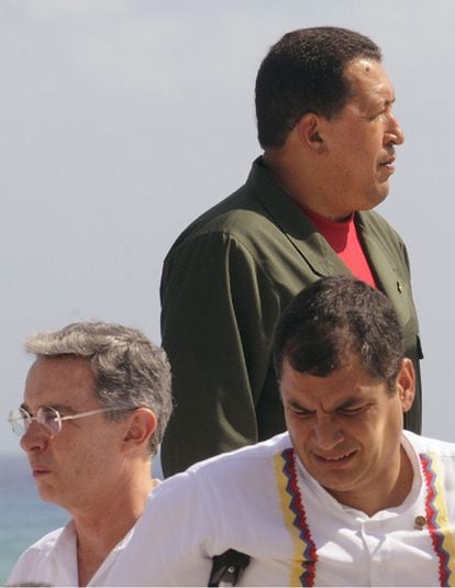 Álvaro Uribe, Hugo Chávez y Rafael Correa en un acto de la Cumbre del Grupo de Río, en México