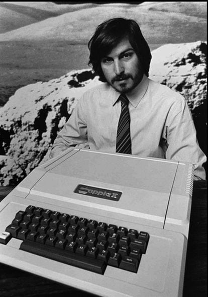 Este ordenador personal de 1997, creado por Steve Jobs y su socio en Apple Steve Wozniak, fue el primer gran exito comercial de la compañía.