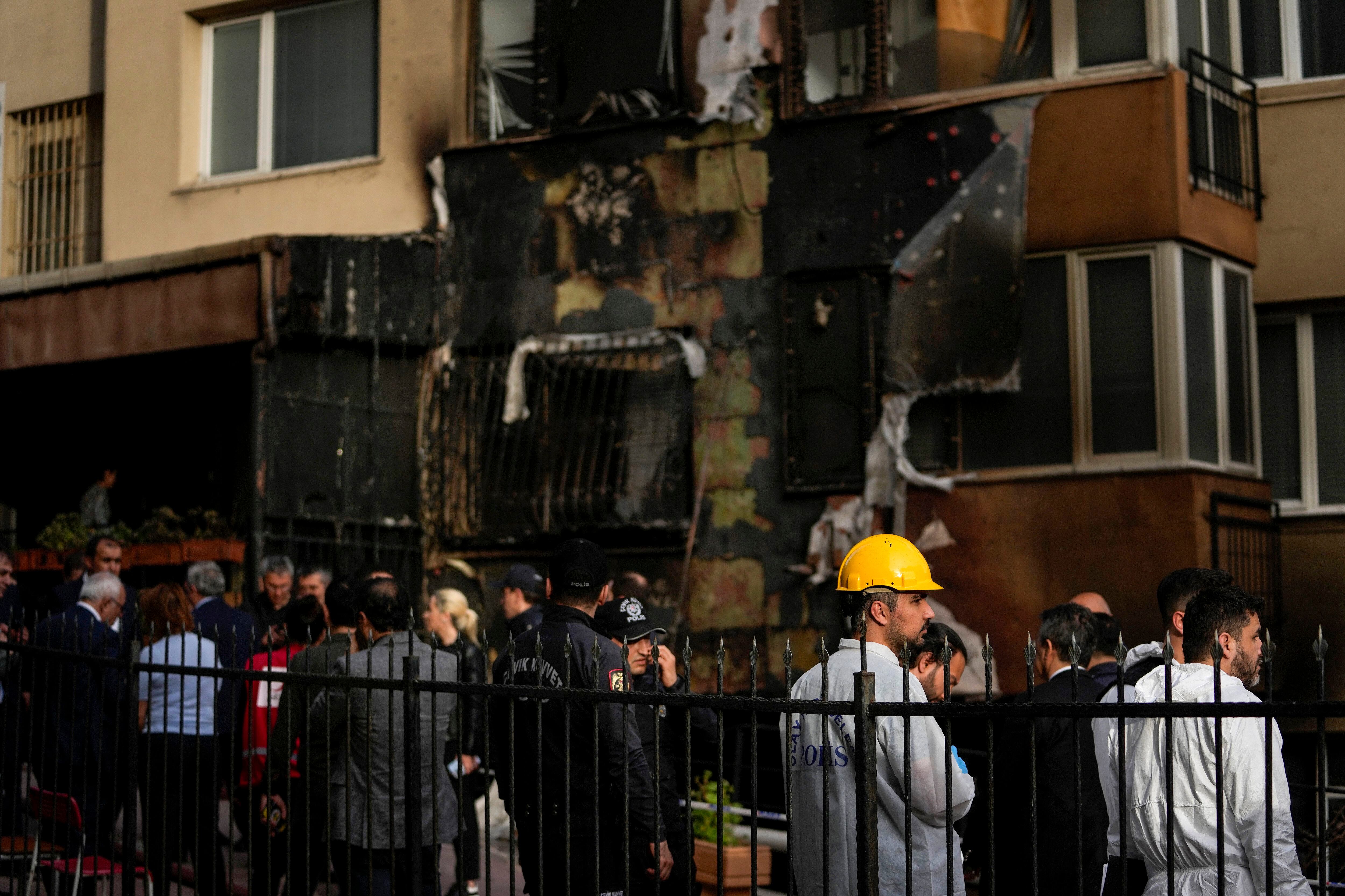 Los bomberos trabajan en el edificio incendiado, este martes en Estambul.