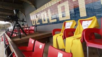 Los asientos reservados a los 'Jordis', en el estadio de fútbol de Olot.