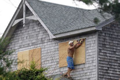 Un ciudadano de Carolina del Norte prepara su casa para la llegada del huracán Earl