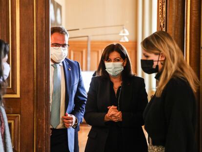 Anne Hidalgo y el alcalde de Mérida, Antonio Rodríguez Osuna, durante una visita de este a París, el pasado día 18.