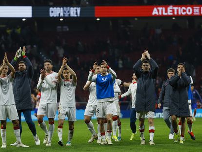 Jugadores del Athletic celebran la victoria ante el Atlético en el Estadio Metropolitano.