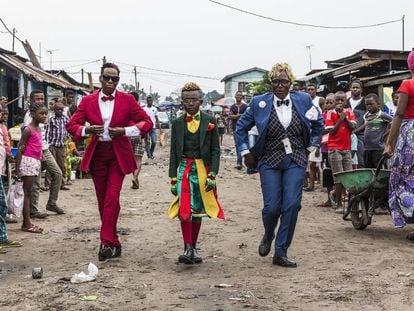 Okili Nkoressa, de paseo con su madre y una amiga, lleva un traje de Yves Saint Laurent.