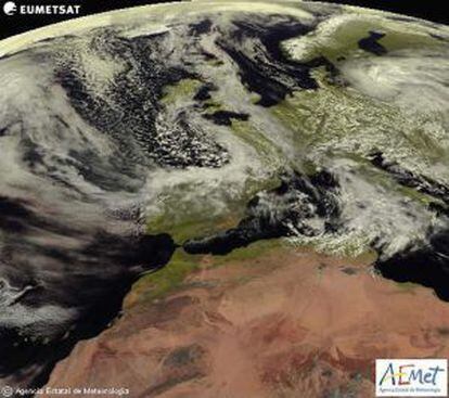 Imagen tomada por el satélite Meteosat para la Agencia Estatal de Meteorología que prevé para este martes y miércoles fuertes vientos.