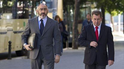 Rodr&iacute;guez de Castro (izquierda) con su abogado. 