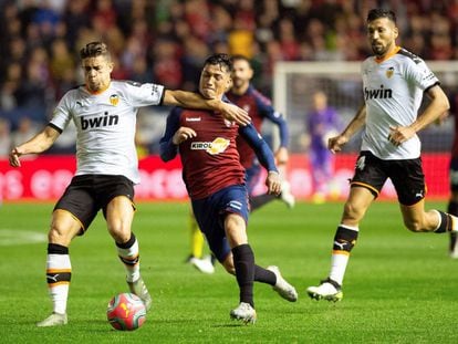 Gabriel y Chimy Ávila pugnan por el balón durante el Osasuna-Valencia en El Sadar.