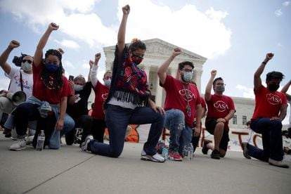 A group of people demonstrate in front of the US Supreme Court in defense of the 'dreamers', in June 2020.