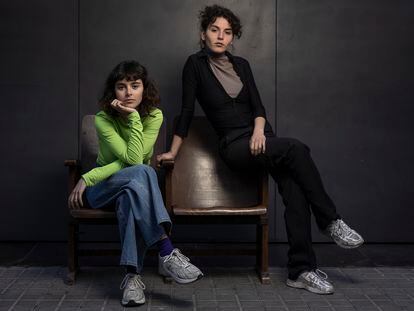 Las hermanas Joana (i) y Mireia (d) Vilapuig, protagonistas y guionistas de la serie 'Selftape', la tercera serie que produce Filmin, el pasado 27 de marzo en Barcelona.