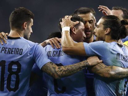 El equipo uruguayo celebra su primer gol. 