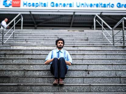 Antonio Pavón, auxiliar de enfermería en el Gregorio Marañón, en las escaleras frente al hospital madrileño el 23 de mayo de 2023.