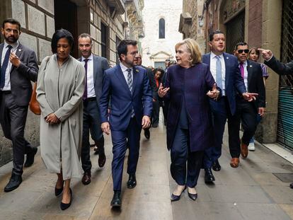 La exsecretaria de Estado de EE UU, Hillary Clinton, camina con el 'president' Pere Aragonès por el centro de Barcelona, este viernes.